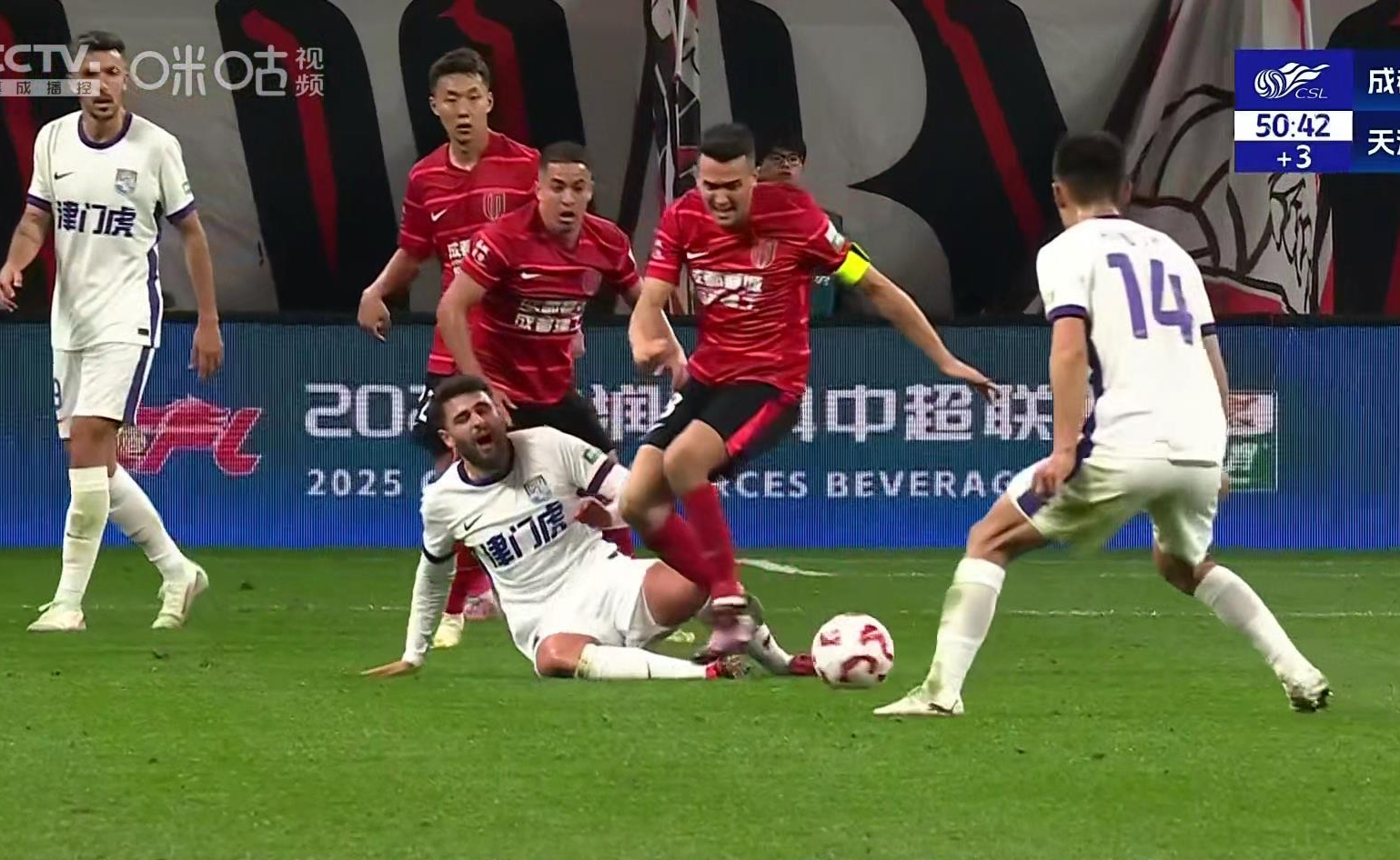 足球比赛的激烈角逐吸引纷至沓来的观众