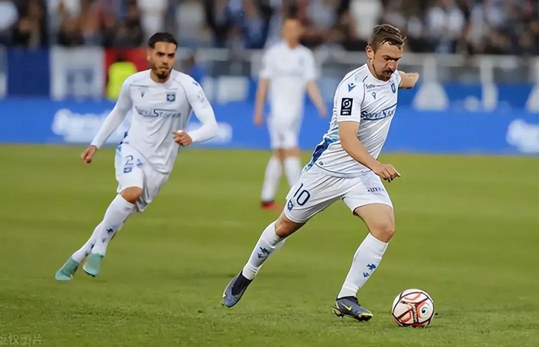 西甲球队意图挖角里昂后卫,欲签下潜力新星