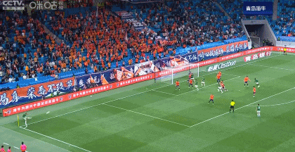 关于AC米兰场边指挥情绪激动,申花队员怒摔水瓶的信息